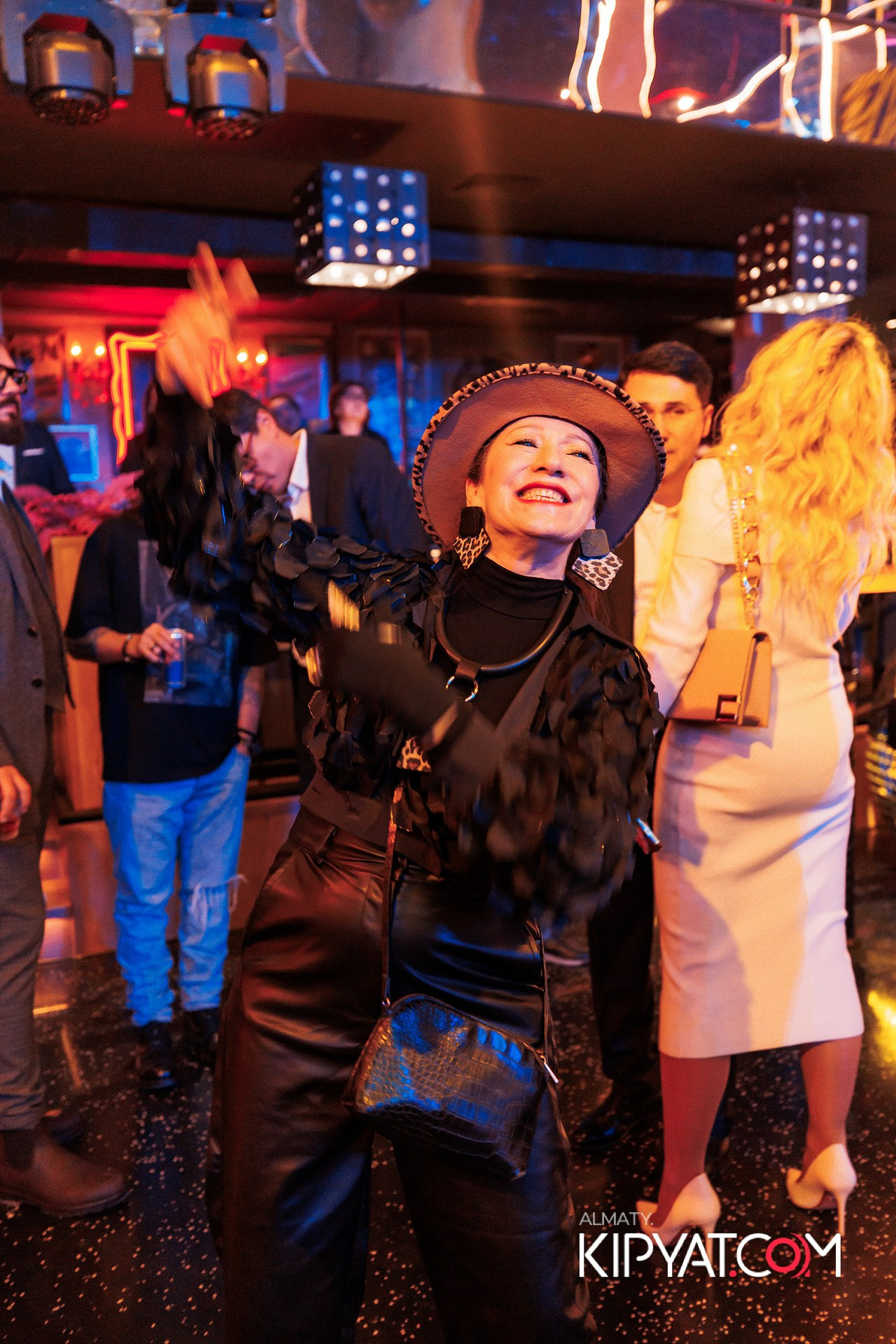 ПРЕЗЕНТАЦИЯ КНИГИ ВИКТОРА ЕЛИСЕЕВА. КИПЯТКОМ АЛМАТЫ!