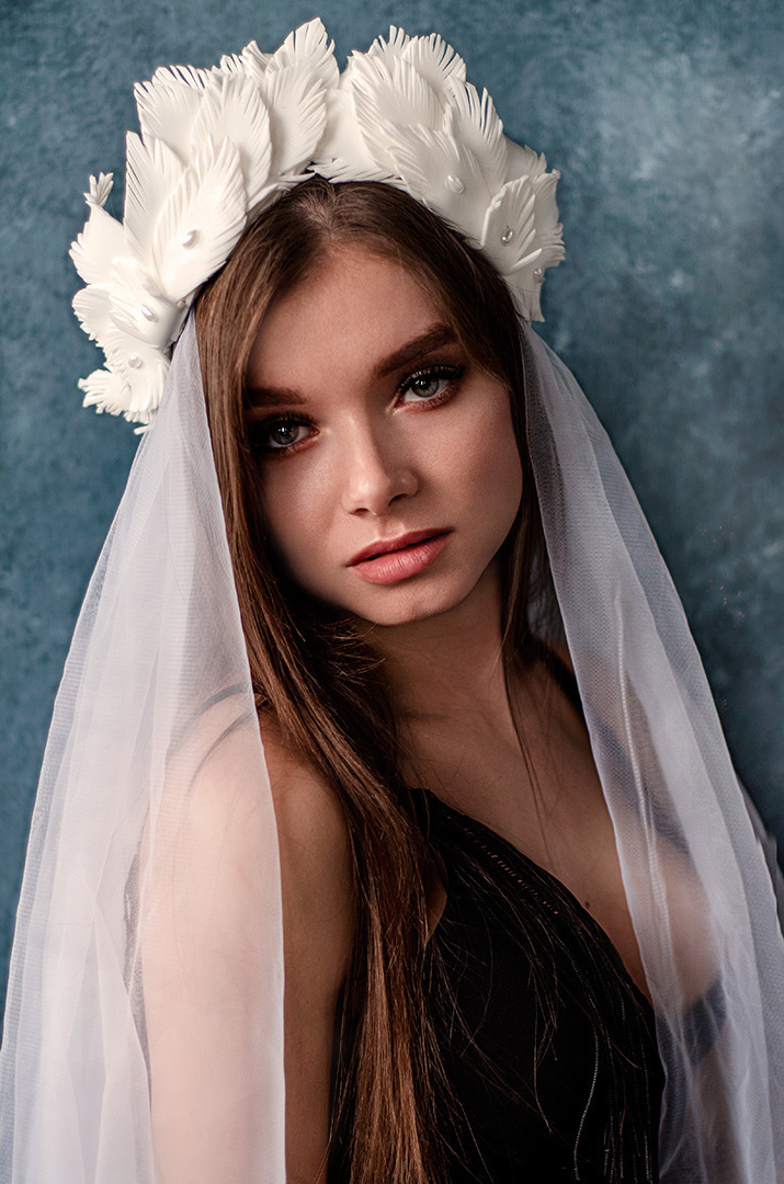 Фотопортрет девушки необычный образ с короной и фатином на голове.