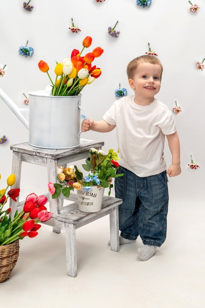 Молодой человек 5 лет позирует фотографу на детсадовский альбом.