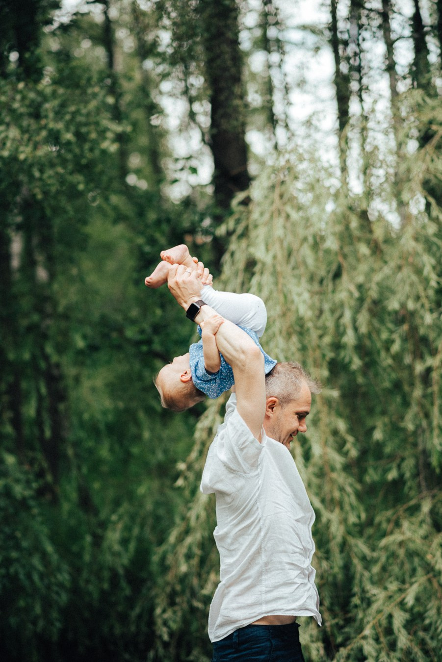 Коля, Ксюша, Саша, Андрей, Кира и бабушки | на даче