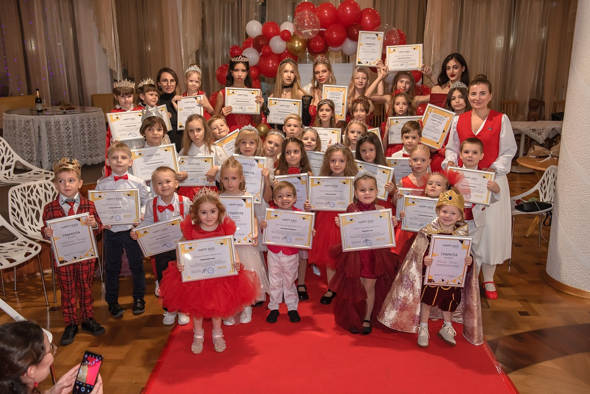 Выпускной в детской школе моделей HAPPYkids 2024. Семейный и коммерческий фотограф в Сочи Александр Бодунов