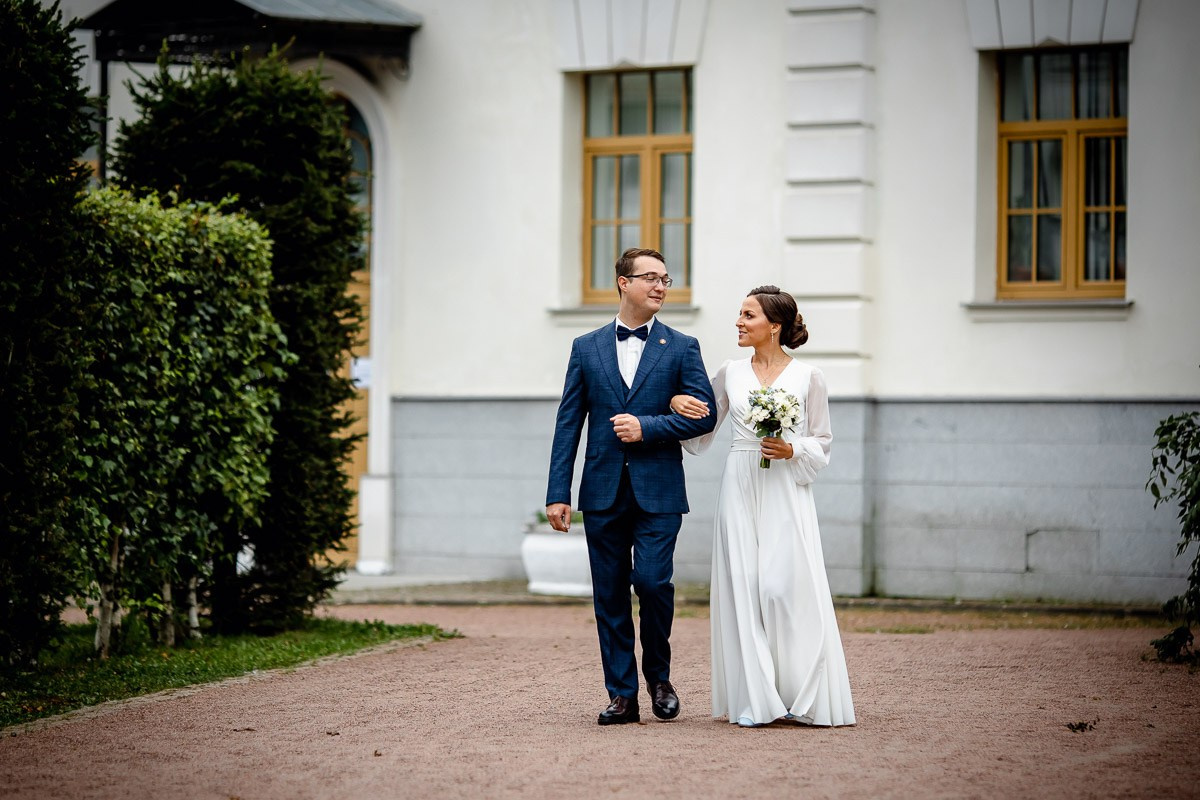 Жених и невеста на фоне ЗАГСа Петергофа.