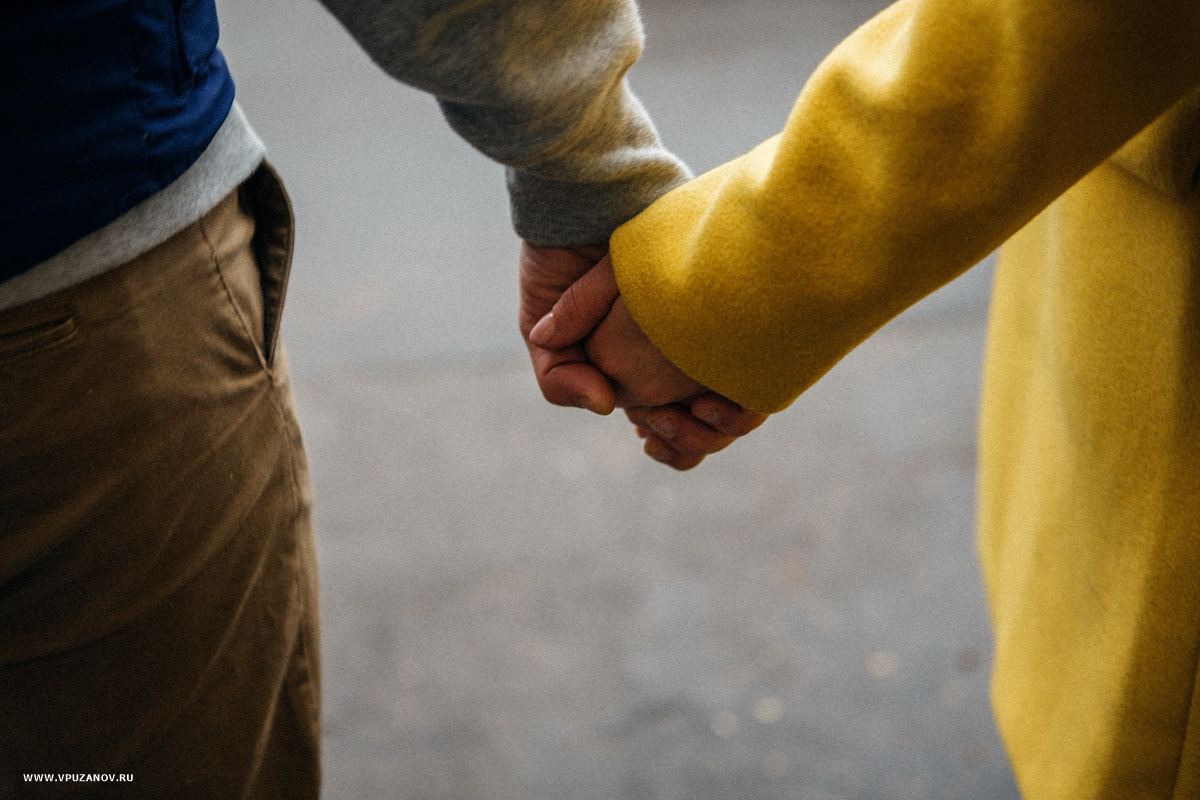 Лавстори фотосъемка с перьями и подушками