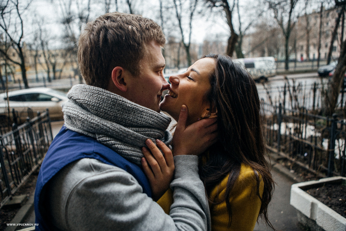 Лавстори фотосъемка с перьями и подушками