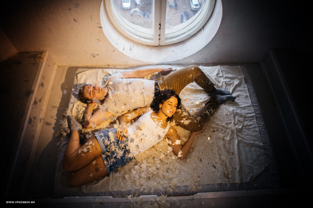 Лавстори фотосъемка с перьями и подушками