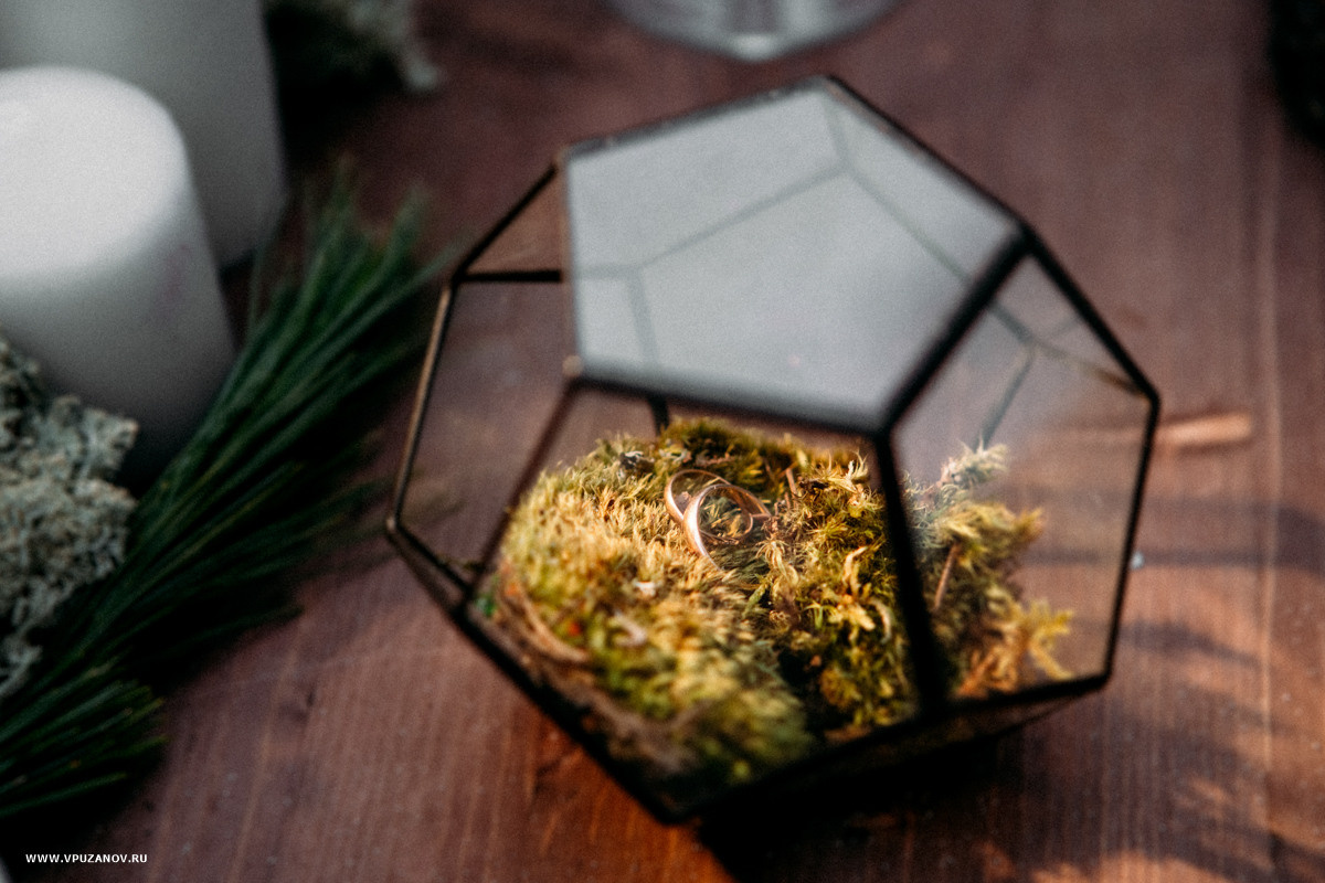 Зимняя лавстори на природе в парке с санками, в шарфах и букетом