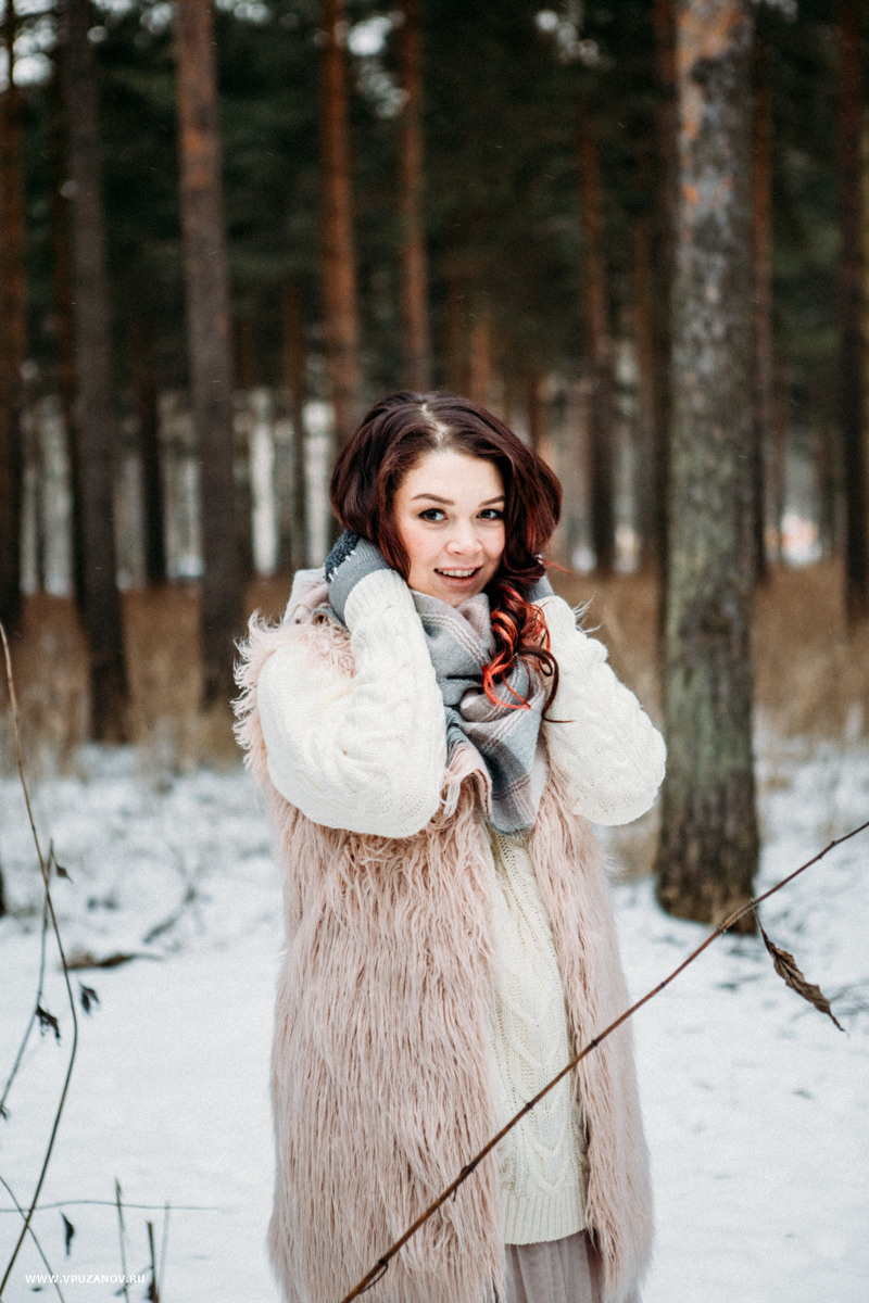 Зимняя лавстори на природе в парке с санками, в шарфах и букетом