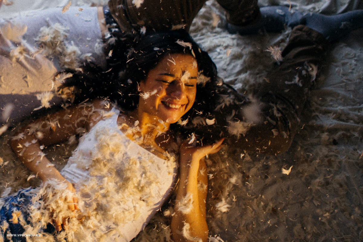 Лавстори фотосъемка с перьями и подушками