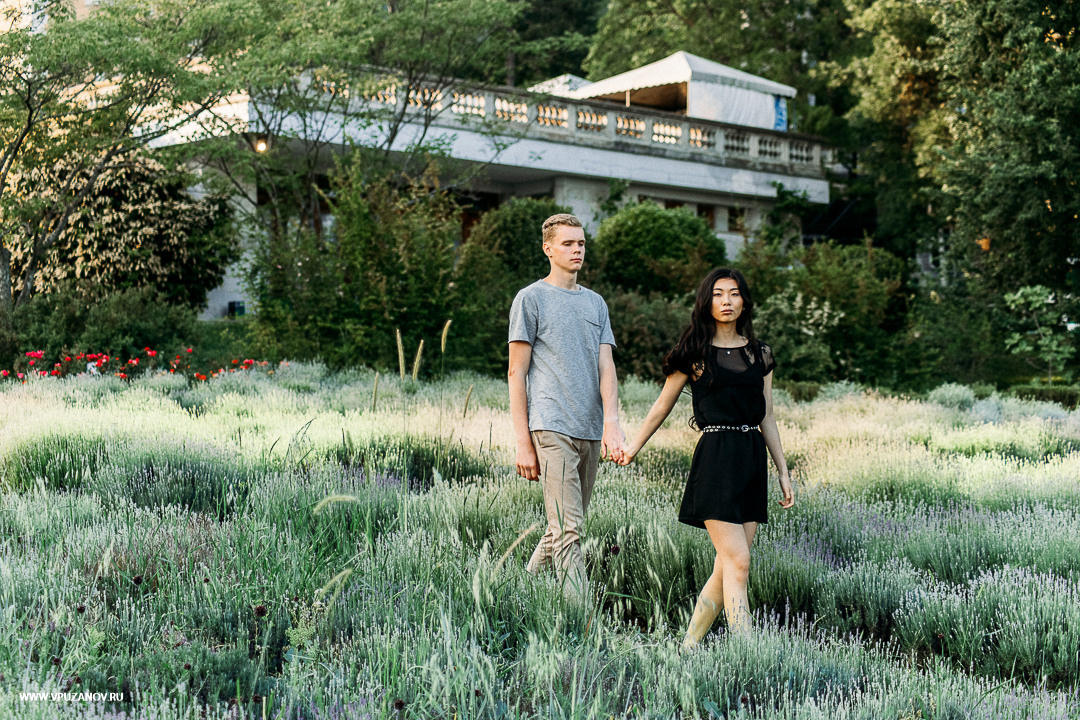 Лавстори фотосъемка в Крыму около дворца и лавандового поля