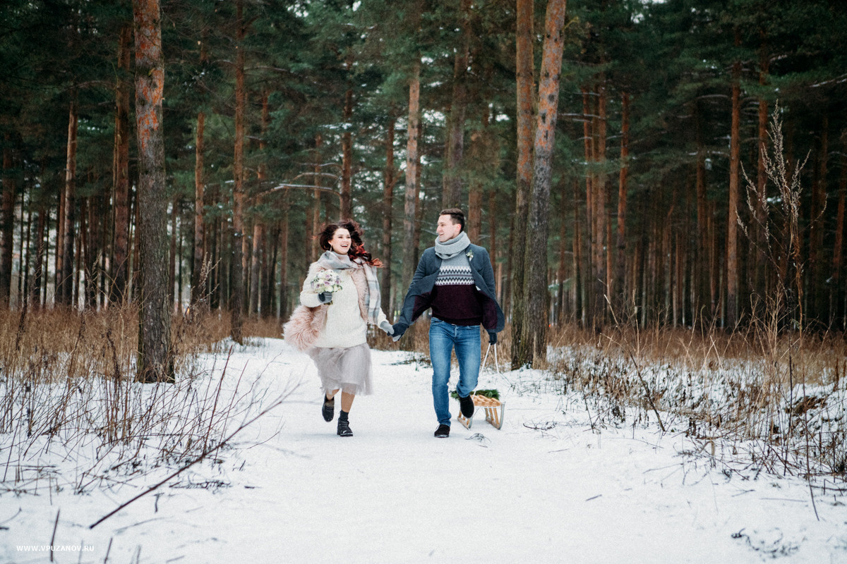 Зимняя лавстори на природе в парке с санками, в шарфах и букетом