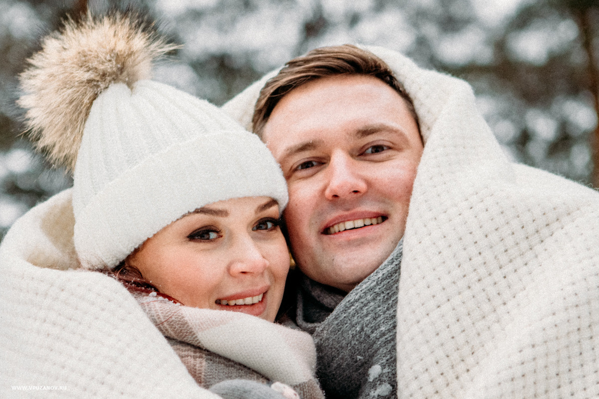 Зимняя лавстори на природе в парке с санками, в шарфах и букетом