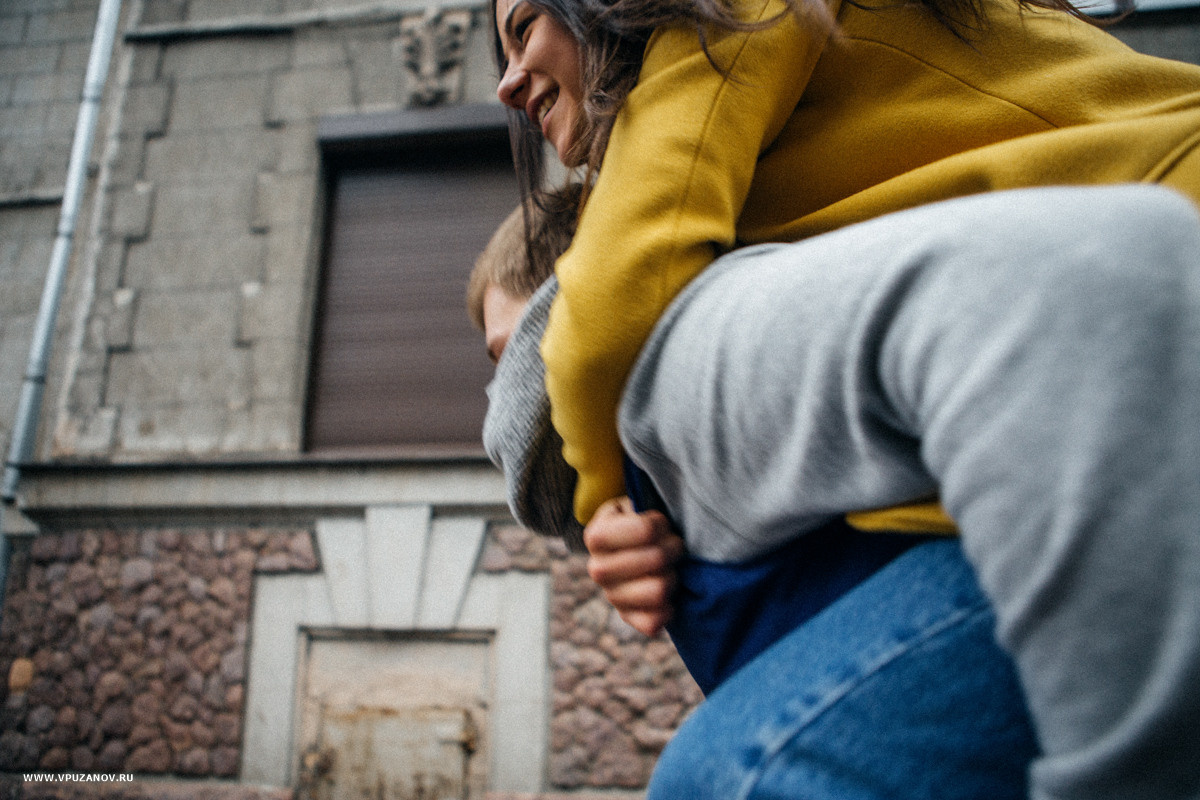 Лавстори фотосъемка с перьями и подушками