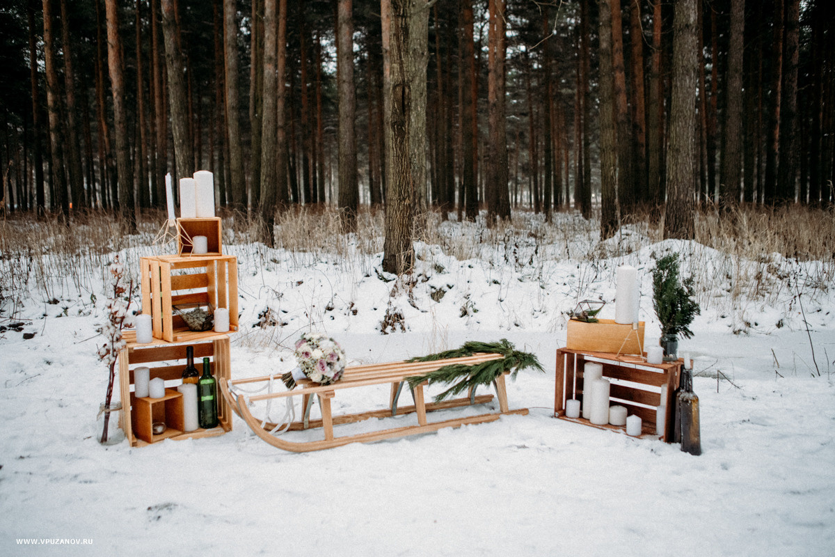 Зимняя лавстори на природе в парке с санками, в шарфах и букетом