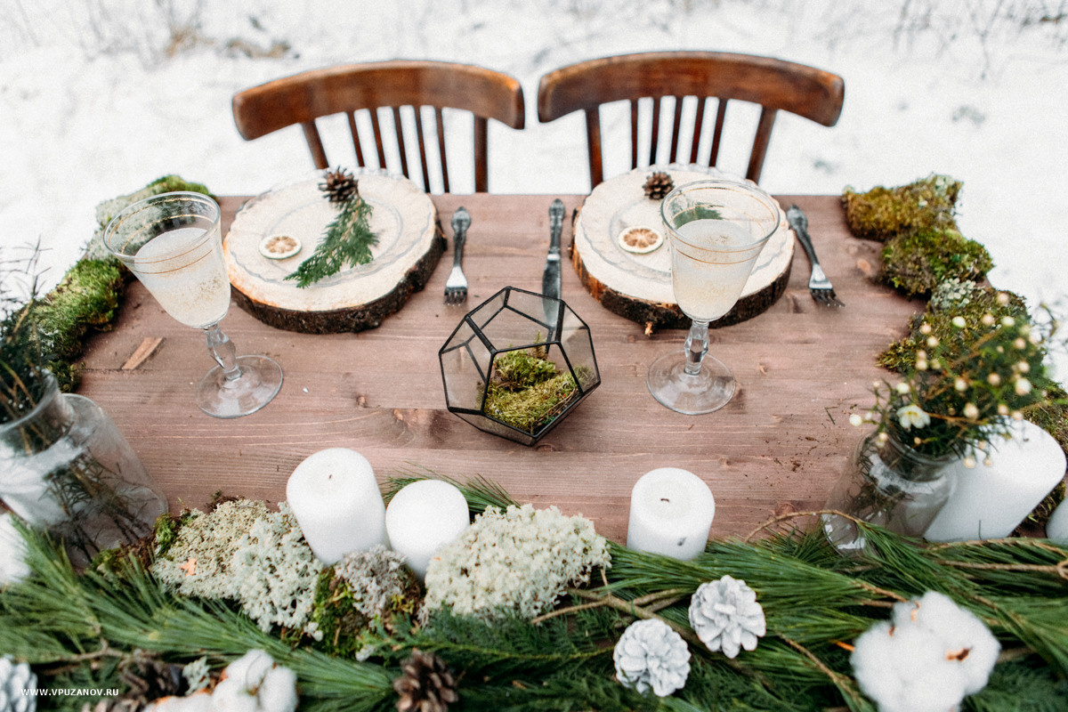 Зимняя лавстори на природе в парке с санками, в шарфах и букетом