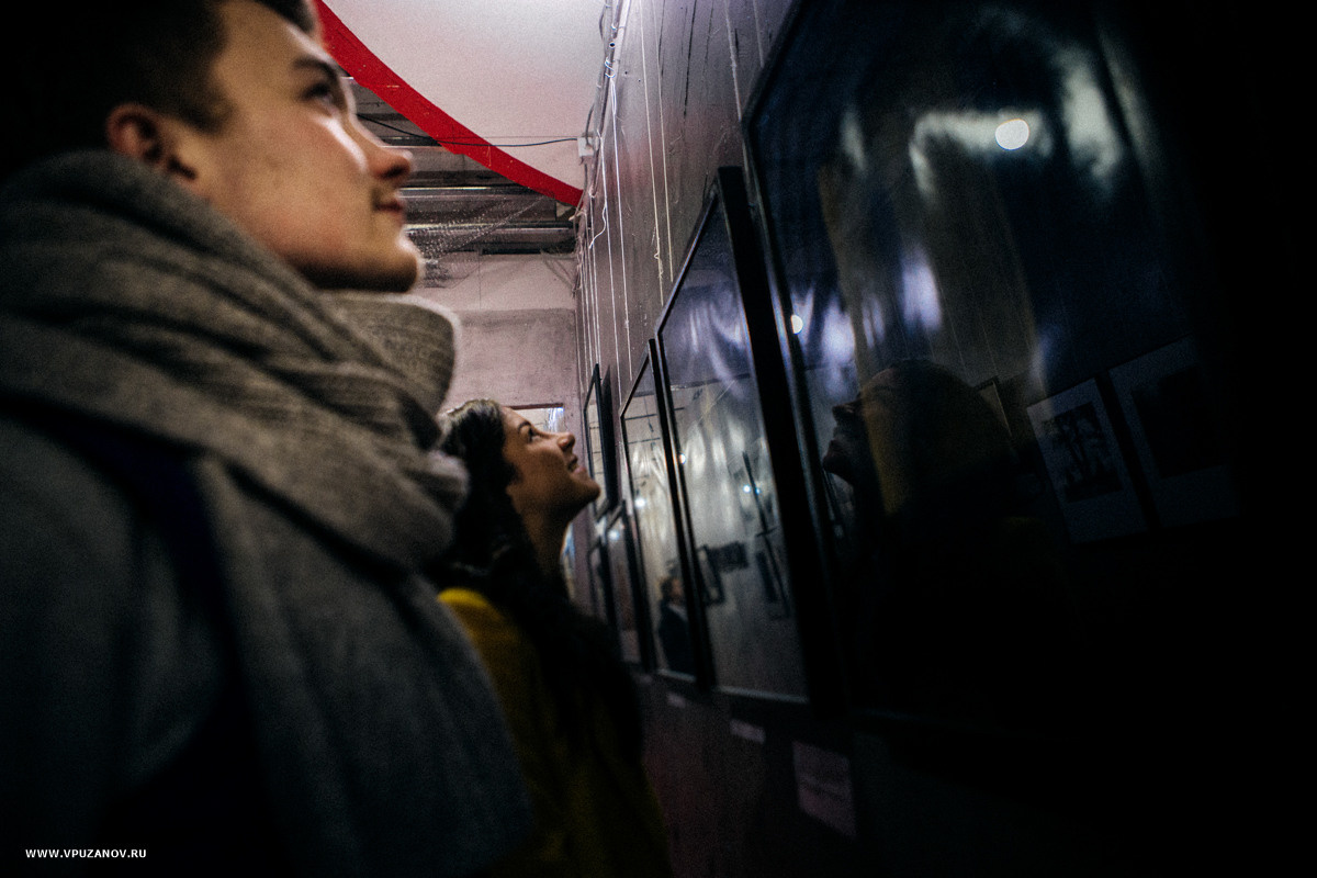 Лавстори фотосъемка с перьями и подушками