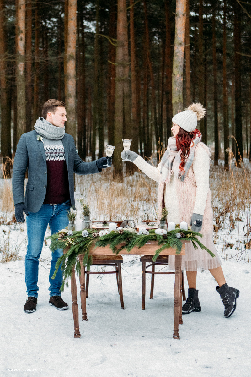 Зимняя лавстори на природе в парке с санками, в шарфах и букетом