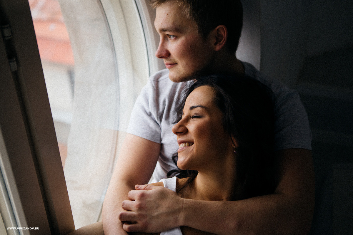 Лавстори фотосъемка с перьями и подушками