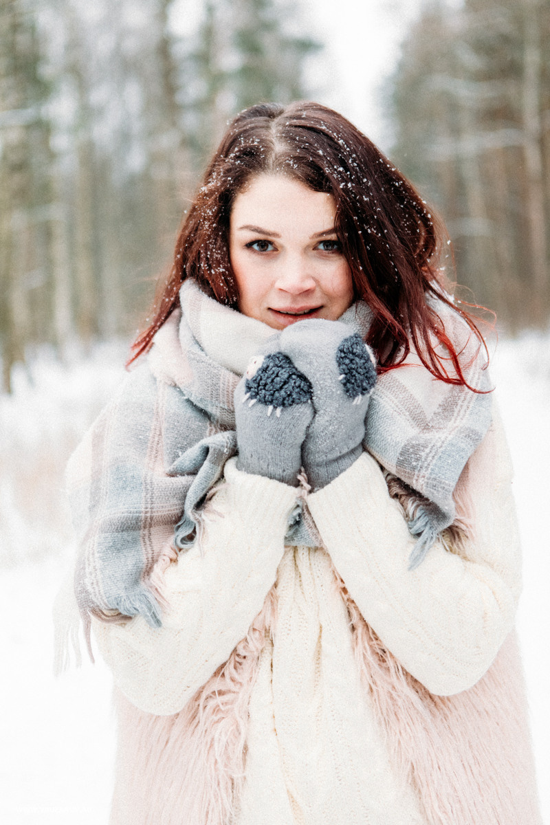 Зимняя лавстори на природе в парке с санками, в шарфах и букетом