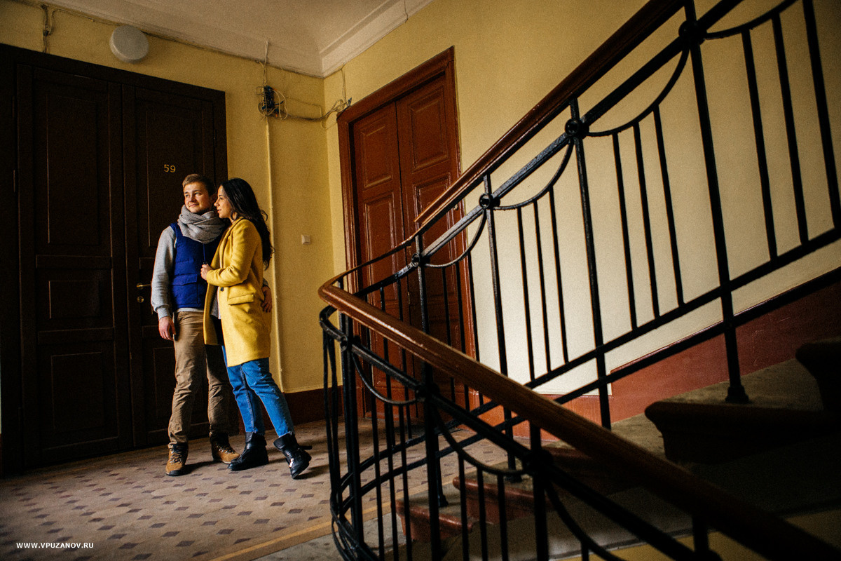 Лавстори фотосъемка с перьями и подушками