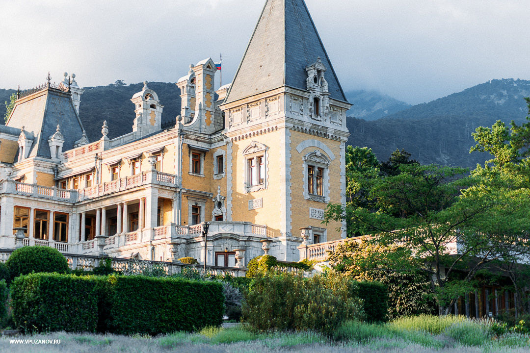 Лавстори фотосъемка в Крыму около дворца и лавандового поля