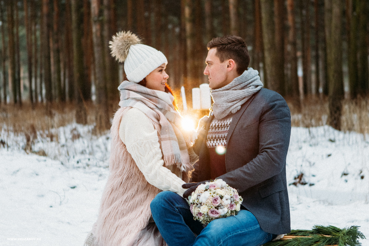 Зимняя лавстори на природе в парке с санками, в шарфах и букетом