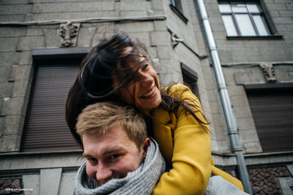 Лавстори фотосъемка с перьями и подушками