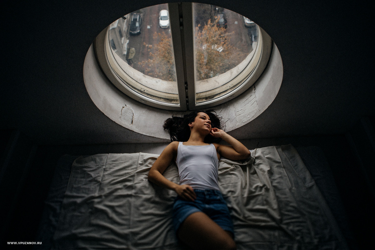 Лавстори фотосъемка с перьями и подушками