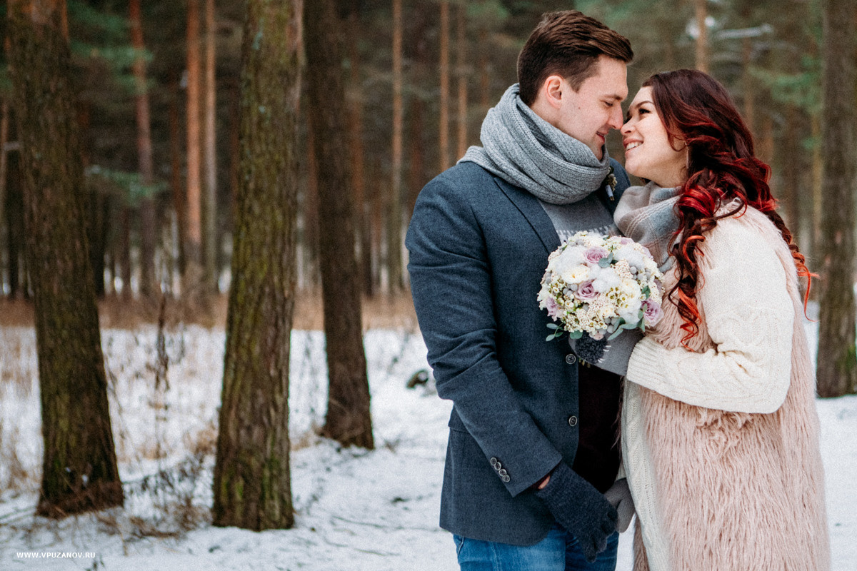 Зимняя лавстори на природе в парке с санками, в шарфах и букетом