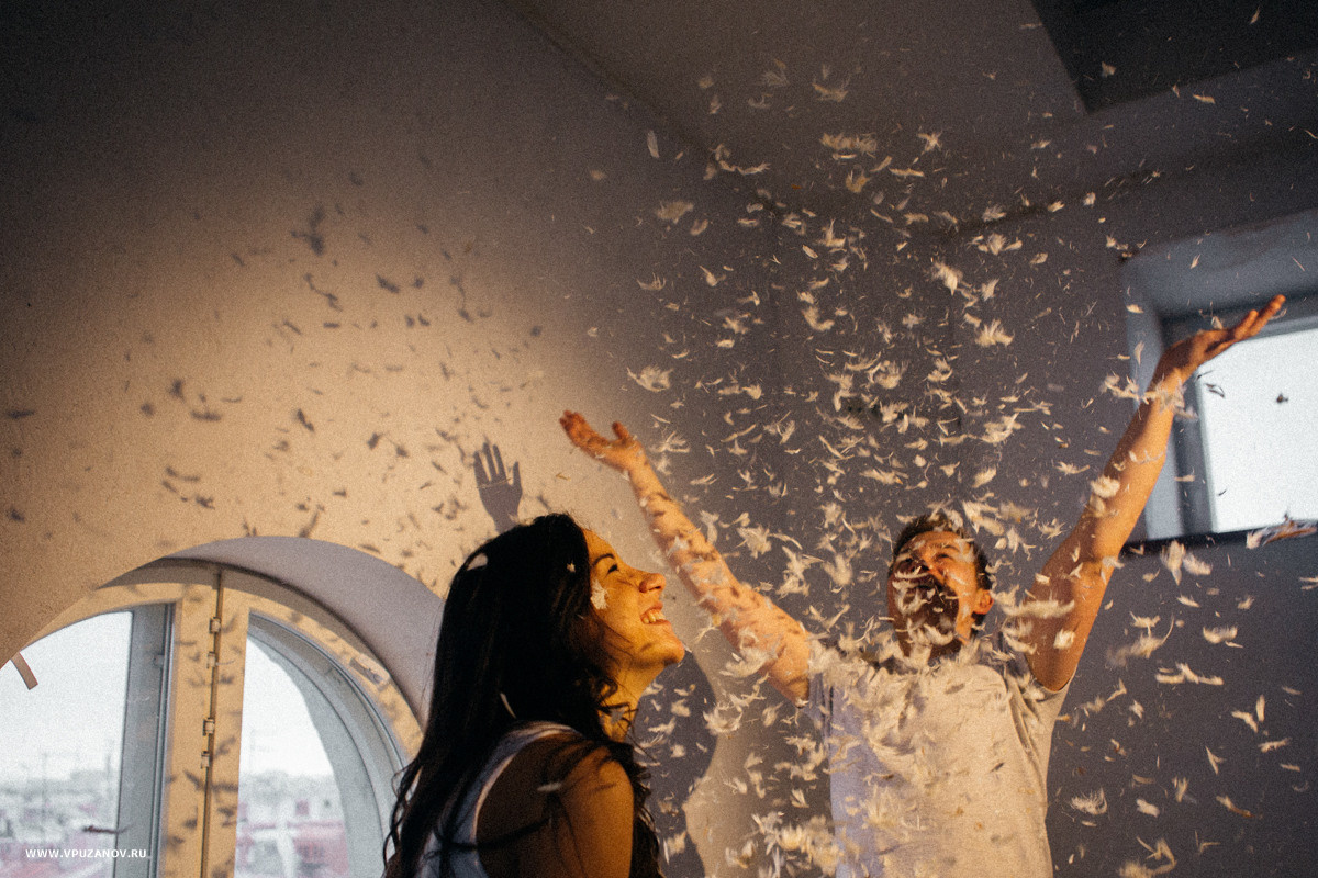 Лавстори фотосъемка с перьями и подушками