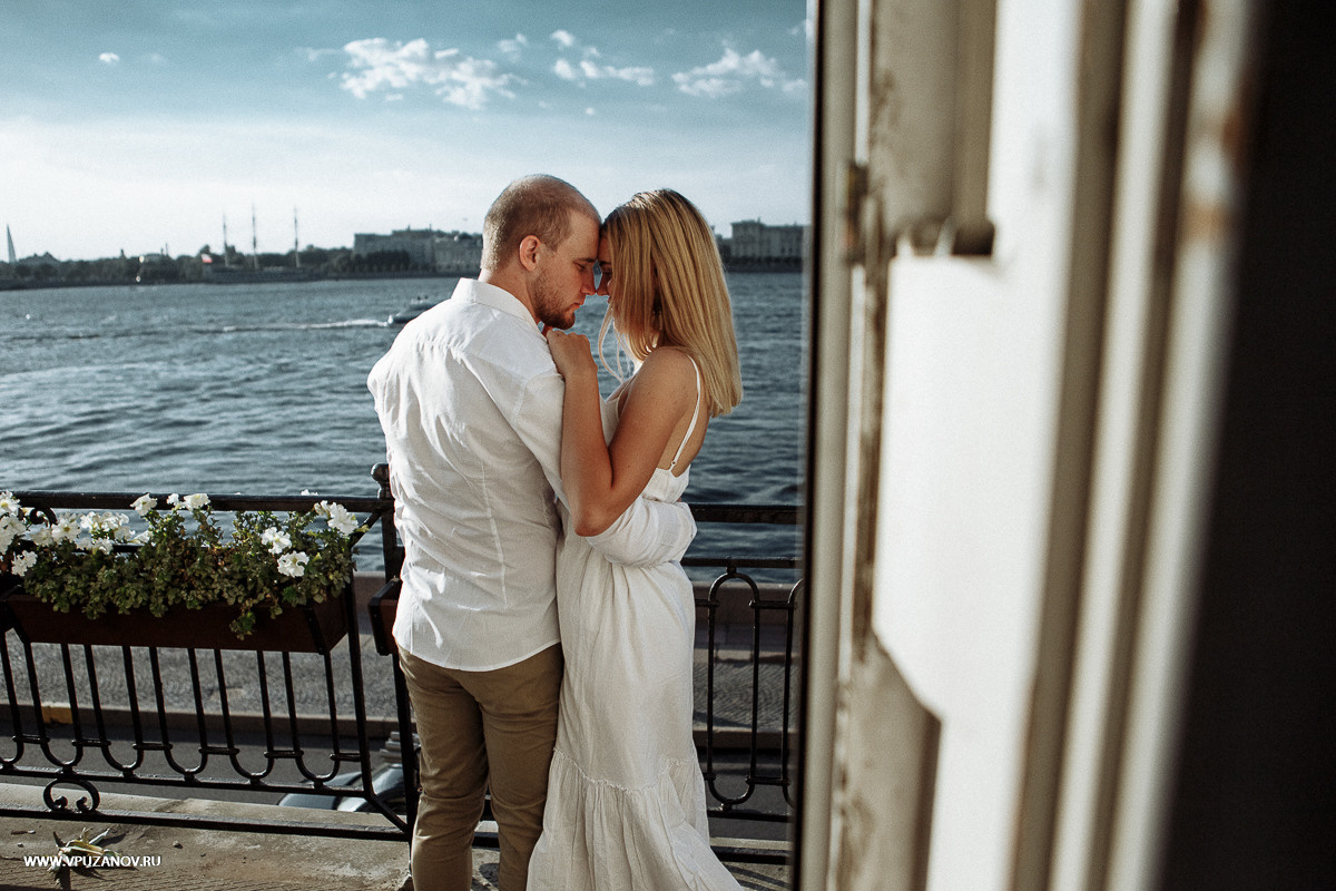 Фотосъемка Лавстори в центре Санкт-Петербурга и на балконе фотостудии