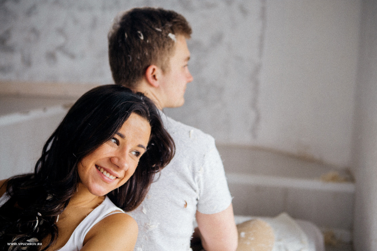 Лавстори фотосъемка с перьями и подушками