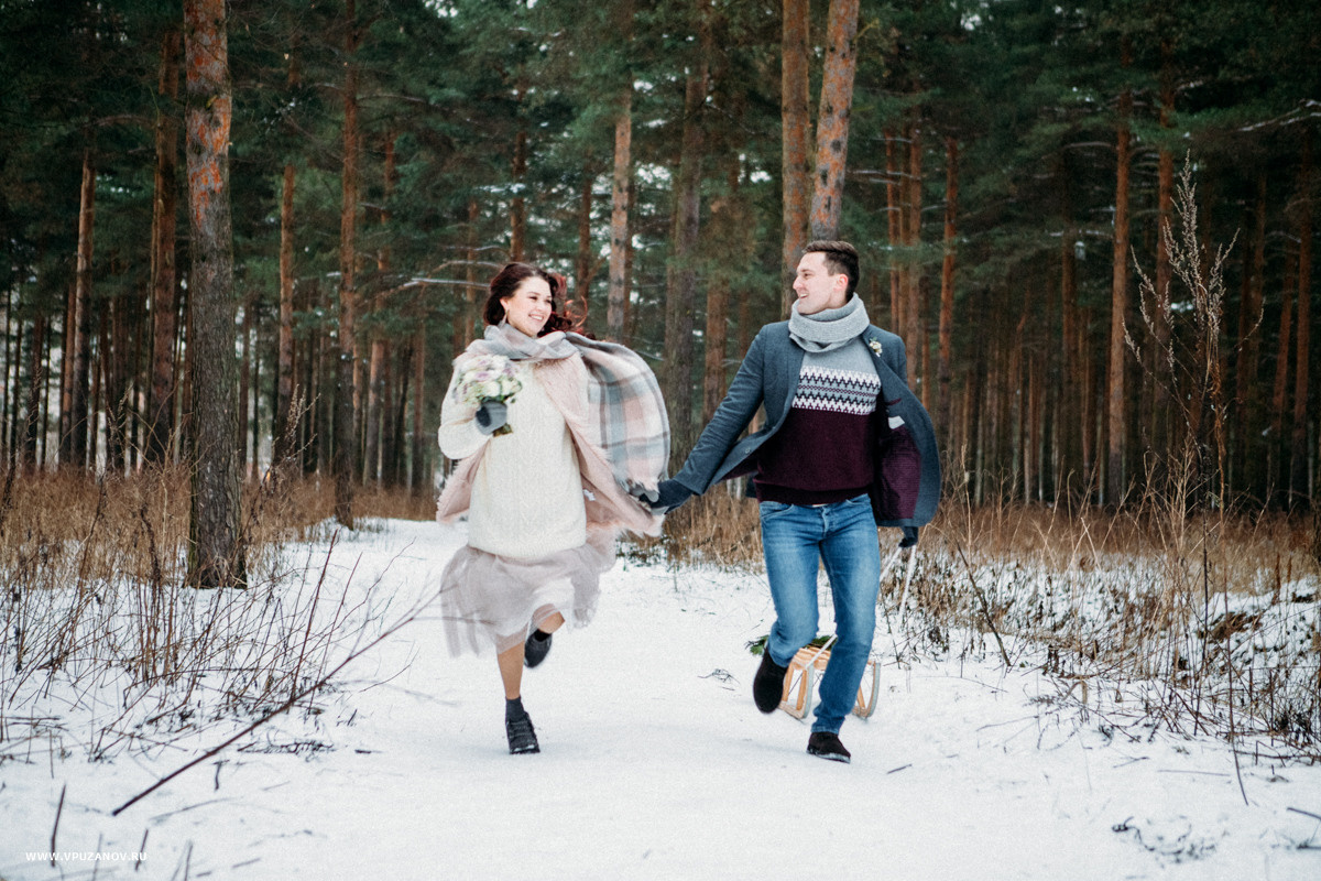 Зимняя лавстори на природе в парке с санками, в шарфах и букетом