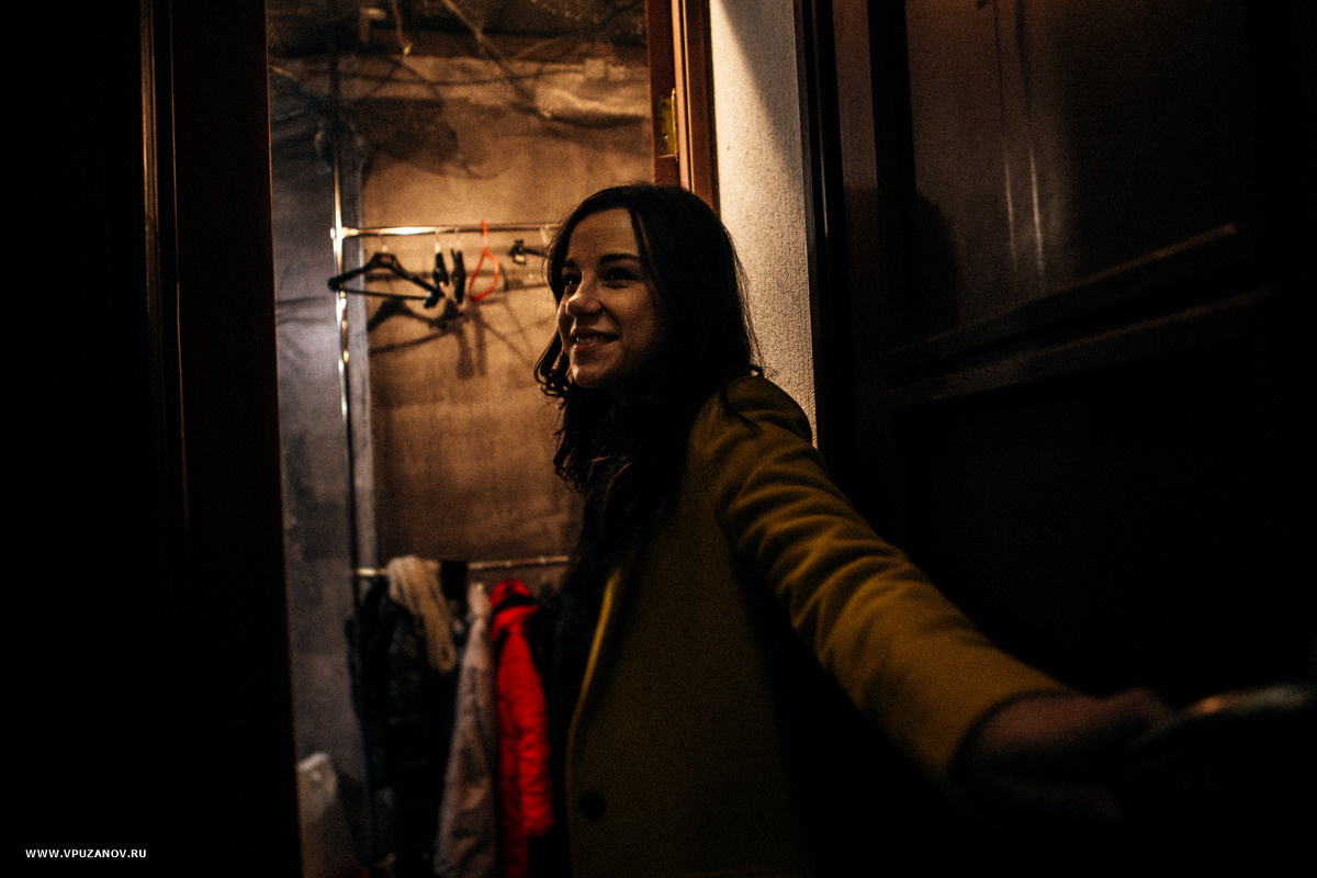 Лавстори фотосъемка с перьями и подушками