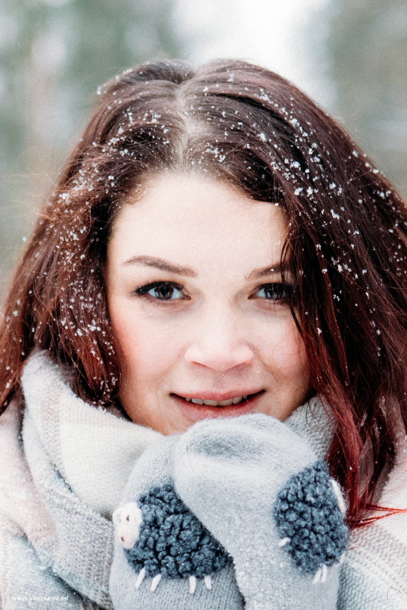 Зимняя лавстори на природе в парке с санками, в шарфах и букетом