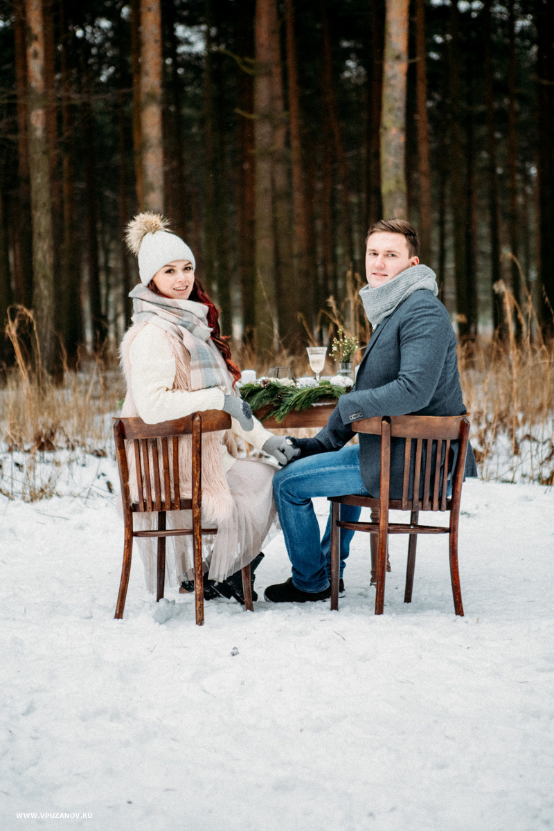 Зимняя лавстори на природе в парке с санками, в шарфах и букетом