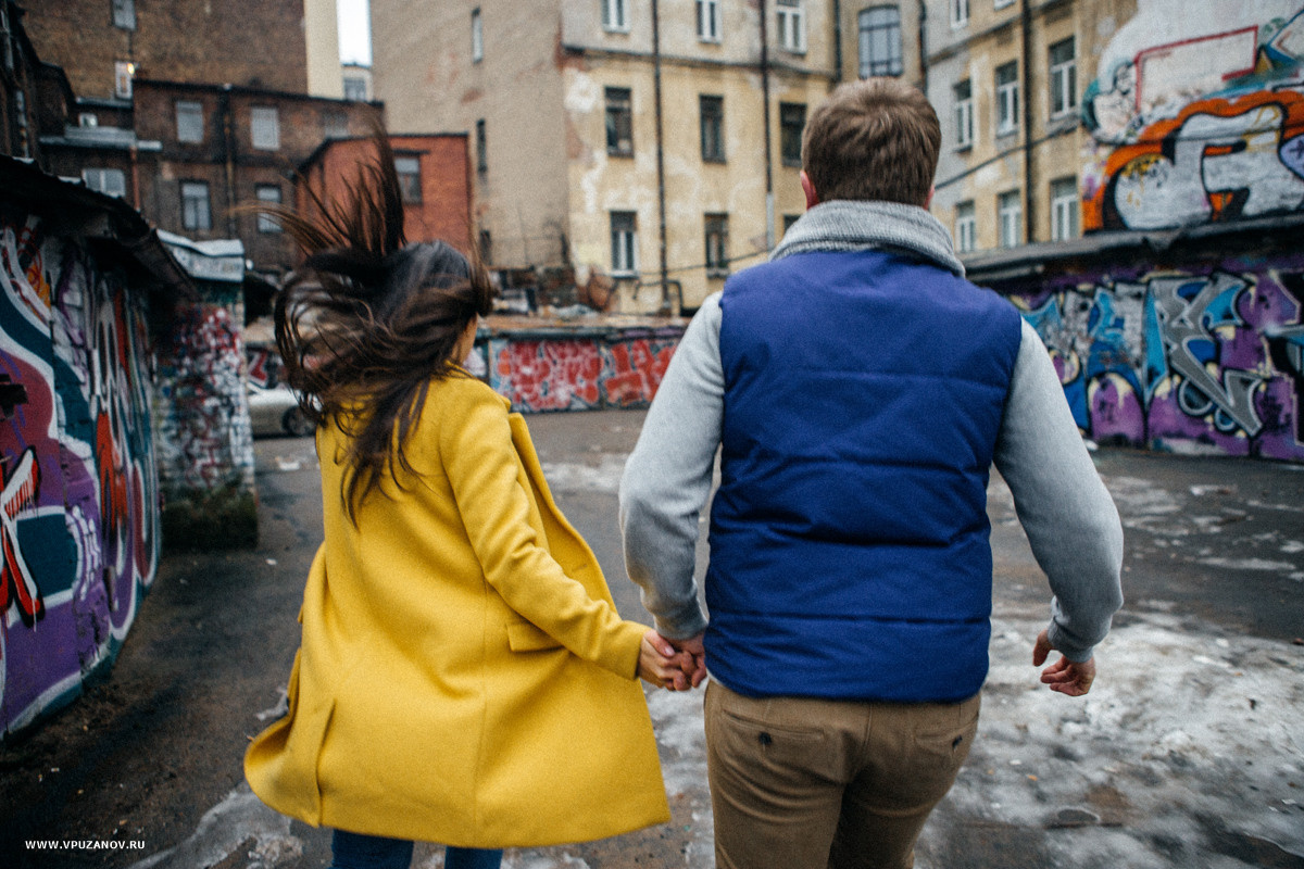 Лавстори фотосъемка с перьями и подушками