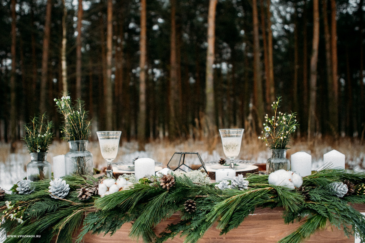 Зимняя лавстори на природе в парке с санками, в шарфах и букетом
