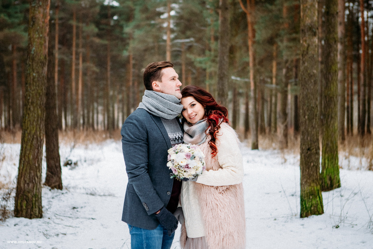 Зимняя лавстори на природе в парке с санками, в шарфах и букетом
