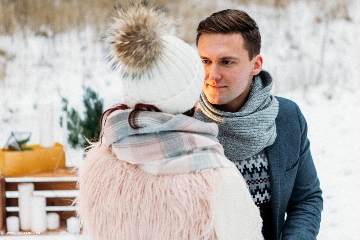 Зимняя лавстори на природе в парке с санками, в шарфах и букетом