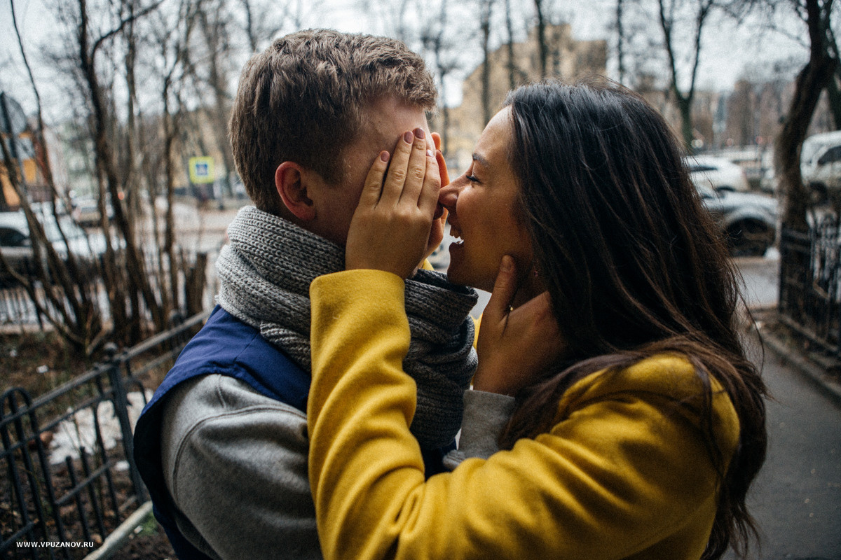 Лавстори фотосъемка с перьями и подушками