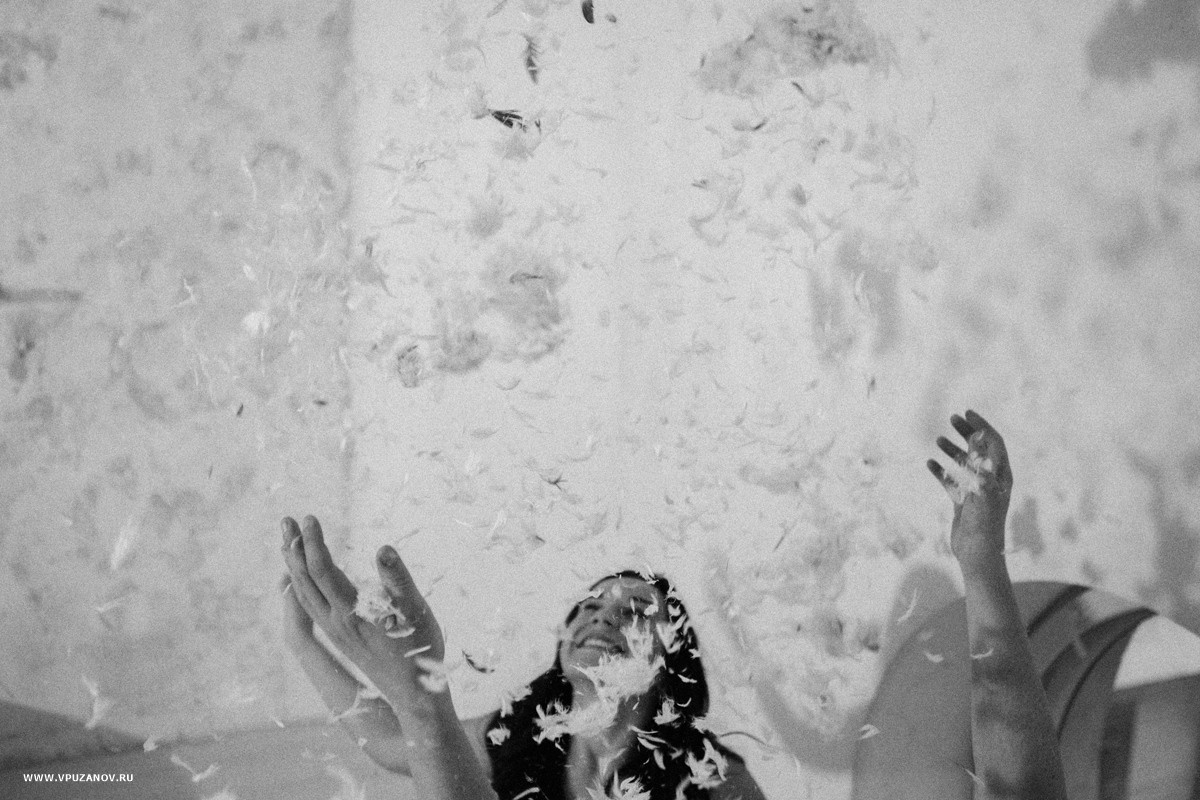 Лавстори фотосъемка с перьями и подушками