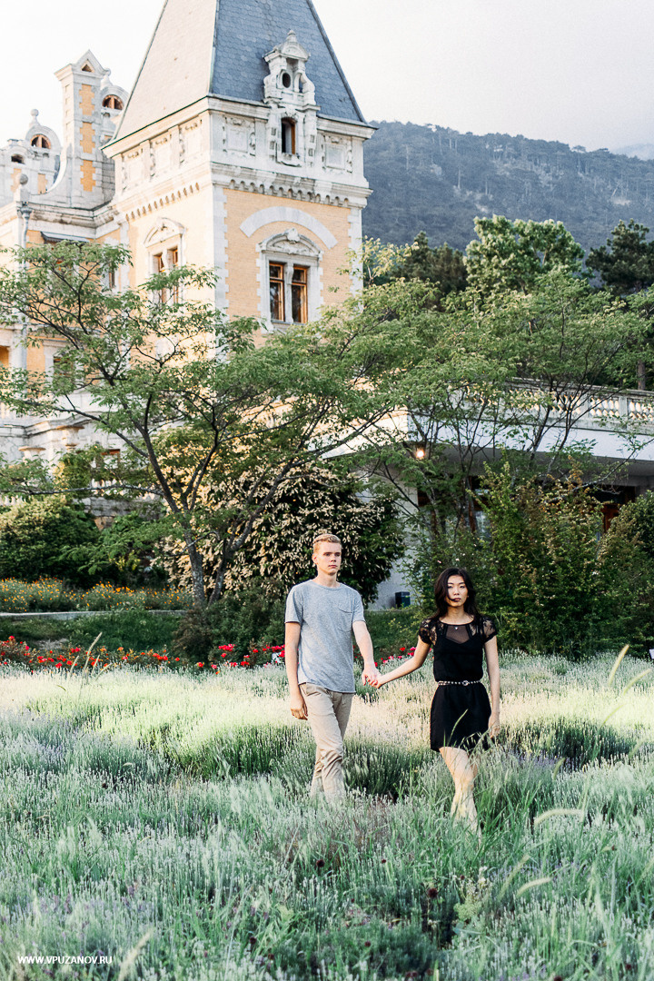 Лавстори фотосъемка в Крыму около дворца и лавандового поля