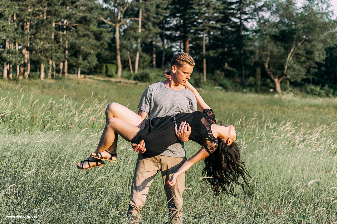 Лавстори фотосъемка в Крыму около дворца и лавандового поля