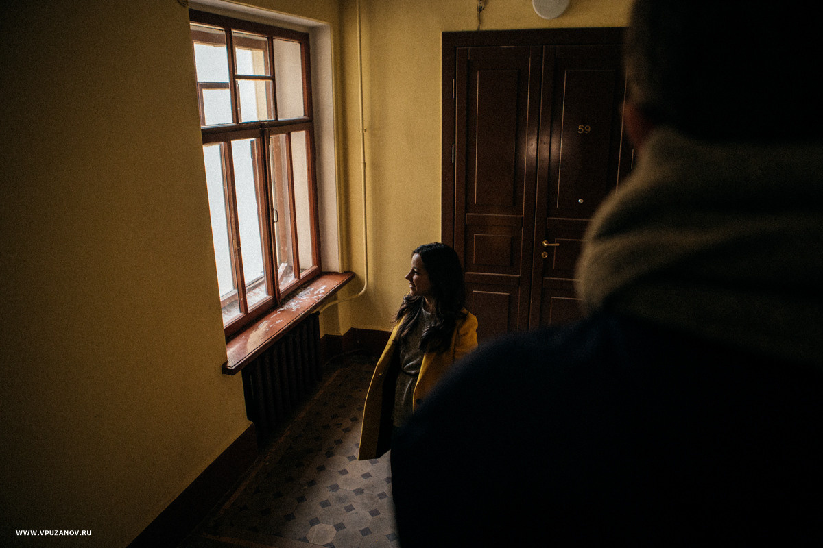 Лавстори фотосъемка с перьями и подушками