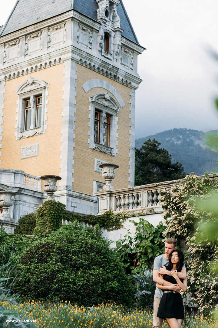 Лавстори фотосъемка в Крыму около дворца и лавандового поля