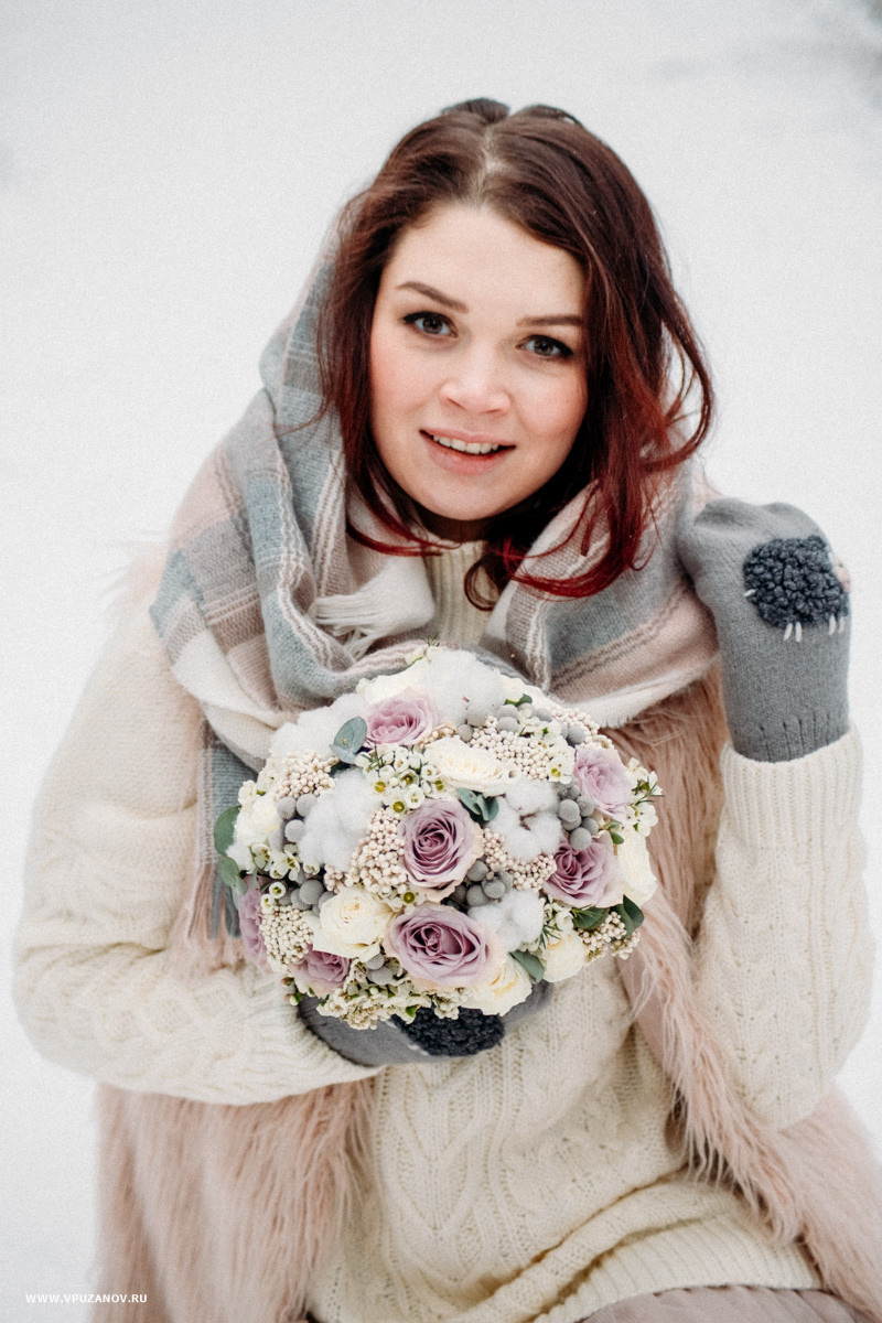 Зимняя лавстори на природе в парке с санками, в шарфах и букетом