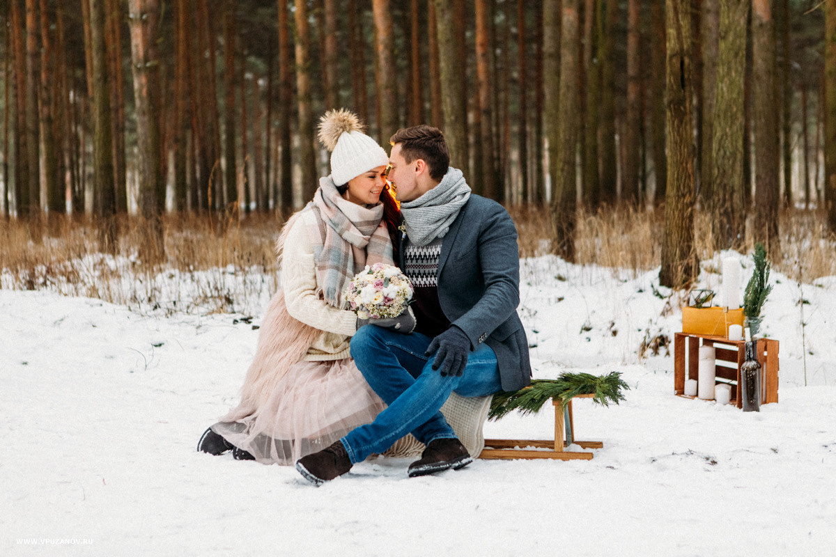 Зимняя лавстори на природе в парке с санками, в шарфах и букетом