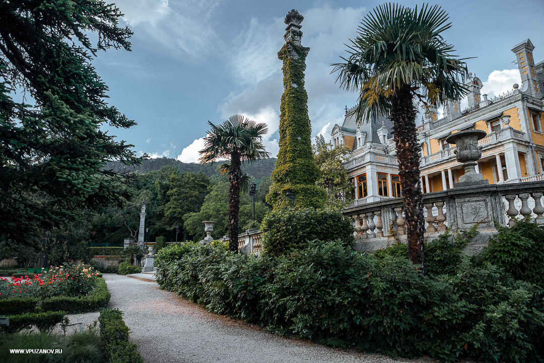 Лавстори фотосъемка в Крыму около дворца и лавандового поля