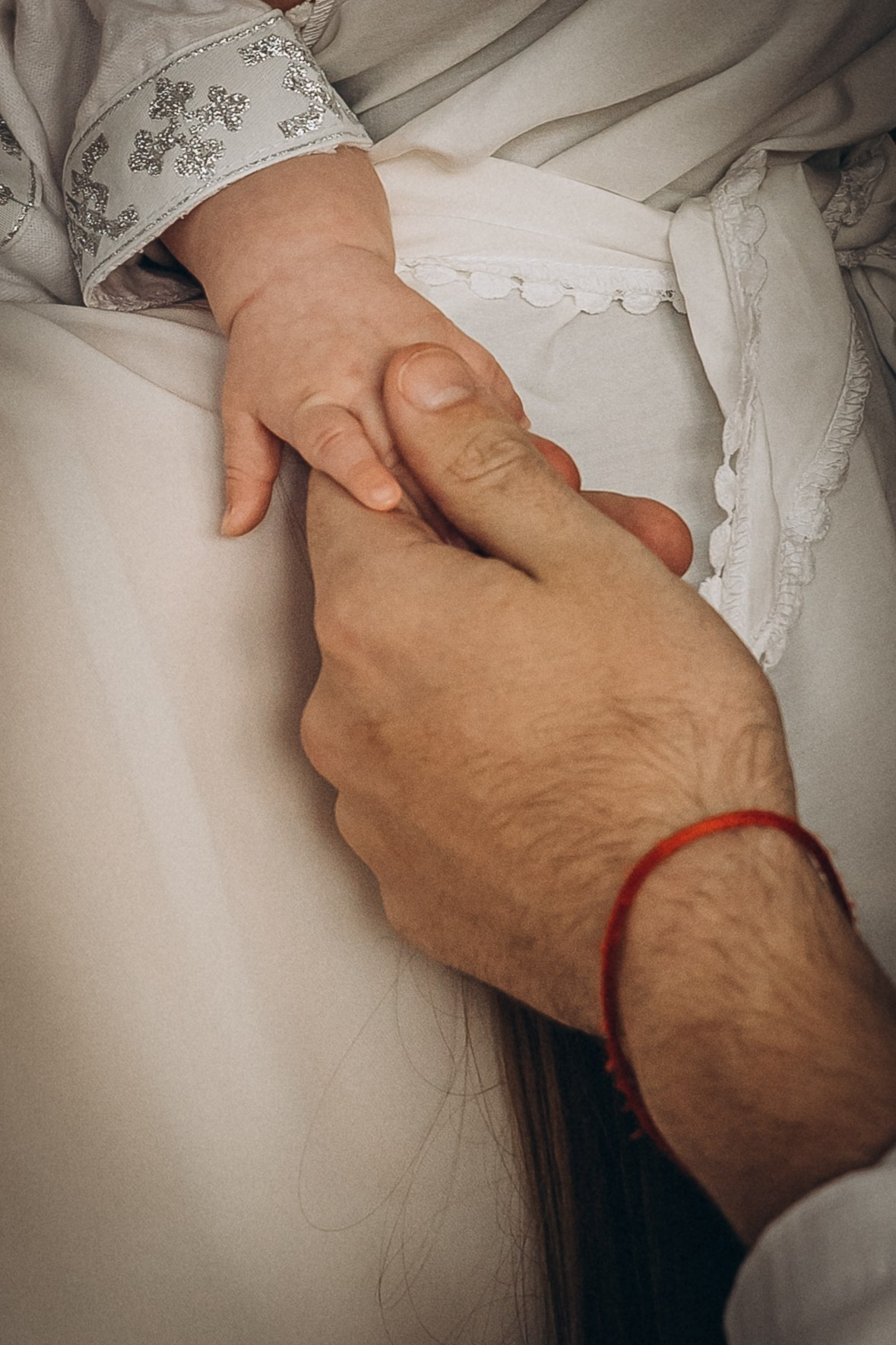 Фотосессия крещения, фотограф таинства крещения Москва, ребенок с мамо. Фотограф Ольга Рубцова в Москве и Московской области