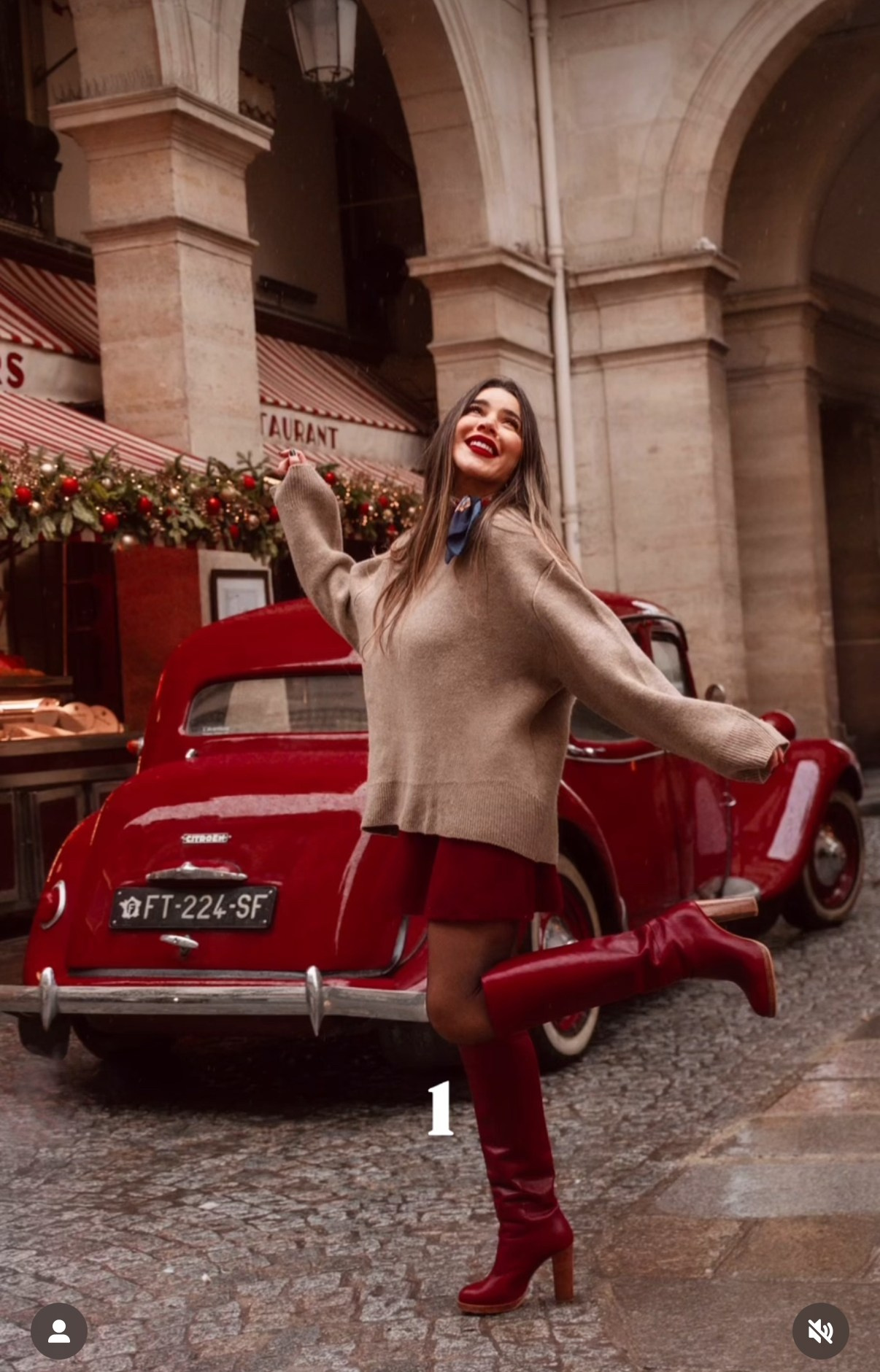 Old car. Director — Photo & Video Paris